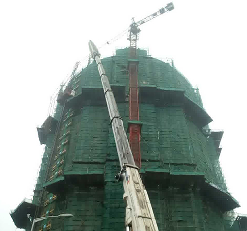 大石桥吊车在工地上作业